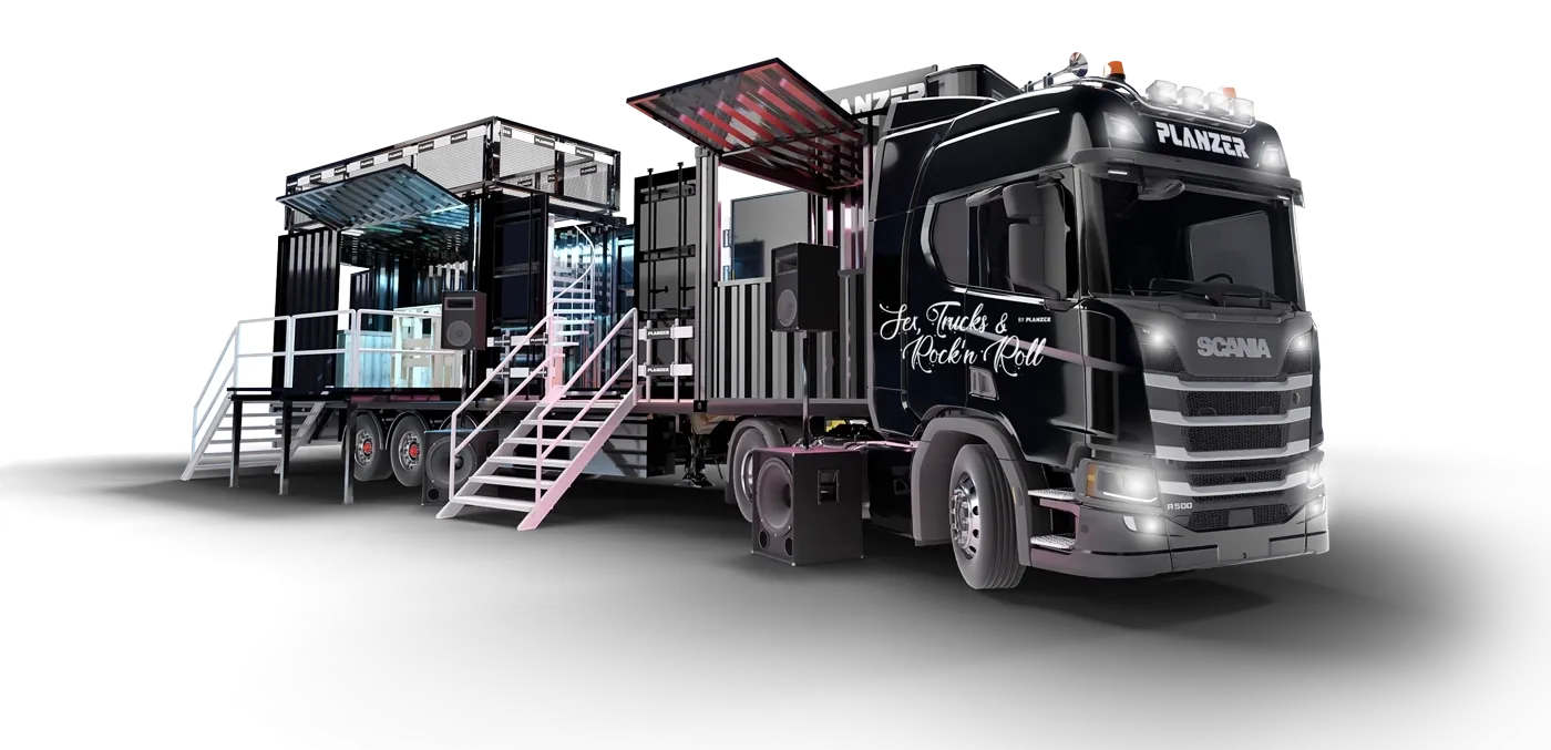 Planzer Event-Truck komplett aufgebaut mit Bühne, Beleuchtung und Sound-Equipment, bereit für Events und Promotionen.