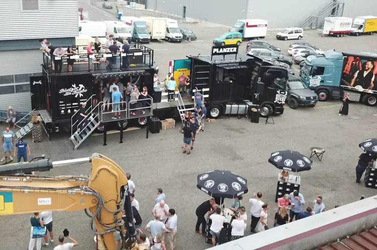 Nachtaufnahme der Partyzone neben dem Truck